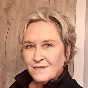 Meet your Posher, Mona